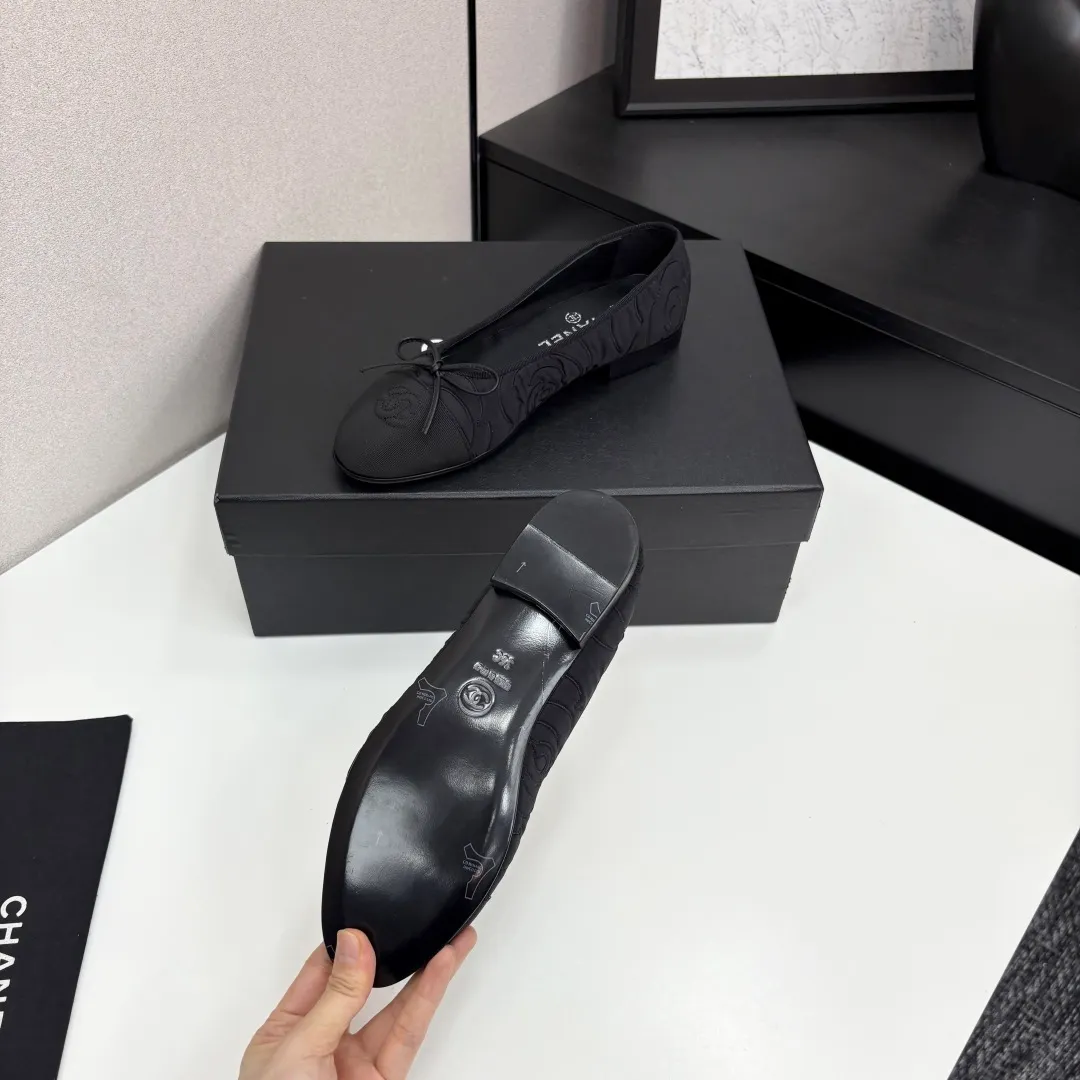 👟👟Ex-factory price 540👟👟 25Fw early spring latest color Chanel Xiaoxiang bow ballet flat shoes Believe me, this is a pair of ballet shoes that can take you to good places🩰 Upper: original lace mesh inner lining: no lining Sole: Italian genuine leather outsole Size: 34-41 regular size (34.40.41 customization is not returnable)